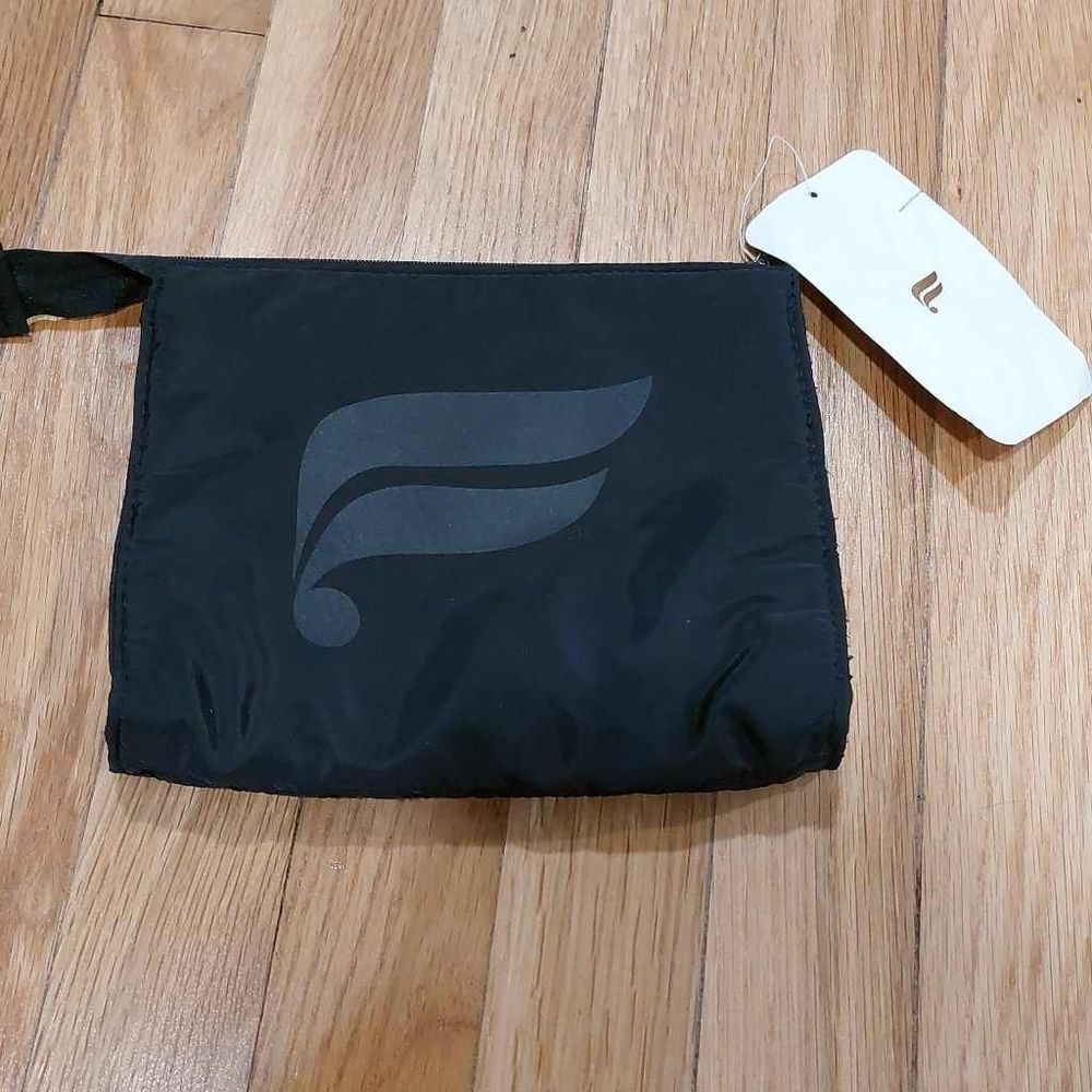Fabletics NWT Quilted Cosmetic Bag Zip Pouch
